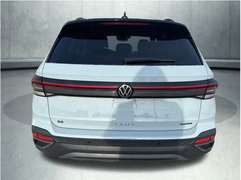New 2026 Volkswagen Taos SE image 4