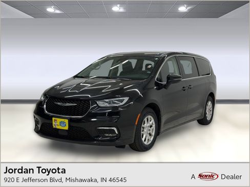 Used 2023 Chrysler Pacifica Touring-L FWD image 1