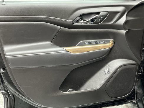 Certified 2023 GMC Acadia SLE w/ Driver Convenience Package image 7