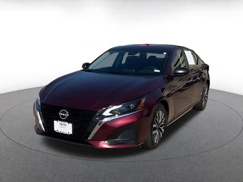 Used 2025 Nissan Altima 2.5 SV FWD image 3
