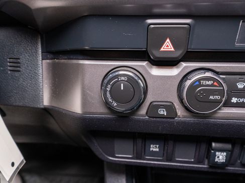 Used 2021 Toyota Tacoma SR5 AWD/4WD image 21