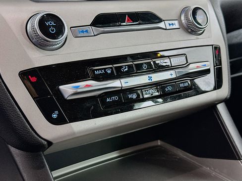 Used 2024 Ford Explorer XLT w/ Equipment Group 202A image 23