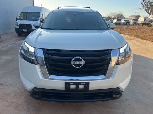 Used 2022 Nissan Pathfinder SV image 2