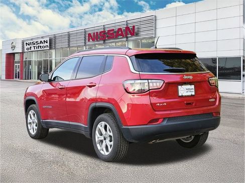 Used 2025 Jeep Compass Latitude AWD/4WD image 6