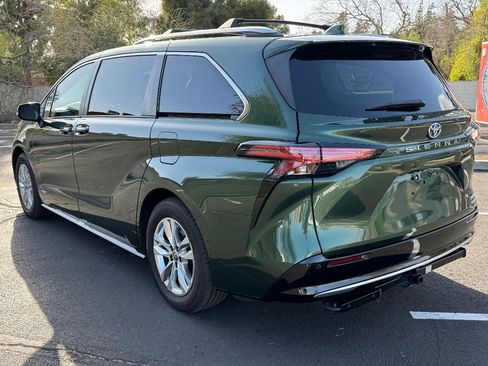 Used 2021 Toyota Sienna Limited image 9