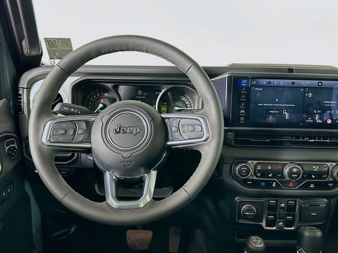 Used 2025 Jeep Wrangler Sahara image 17