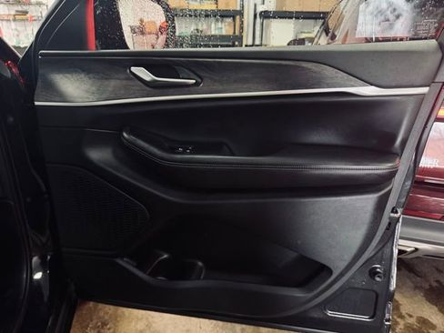 Used 2023 Jeep Grand Cherokee Limited w/ Black Appearance Package image 14