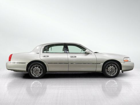 Used 2006 Lincoln Town Car Signature Limited RWD image 6