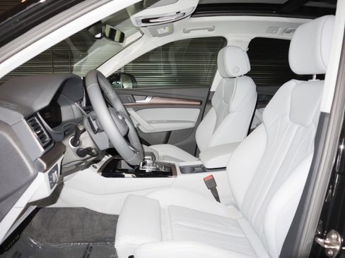 Used 2024 Audi Q5 e Premium w/ Convenience Package image 8