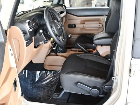 Used 2018 Jeep Wrangler Unlimited Rubicon w/ Connectivity Group AWD/4WD image 15