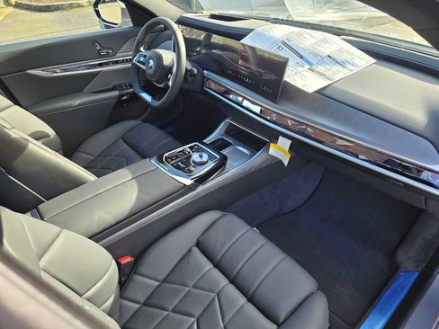 Used 2025 BMW i7 xDrive60 image 11