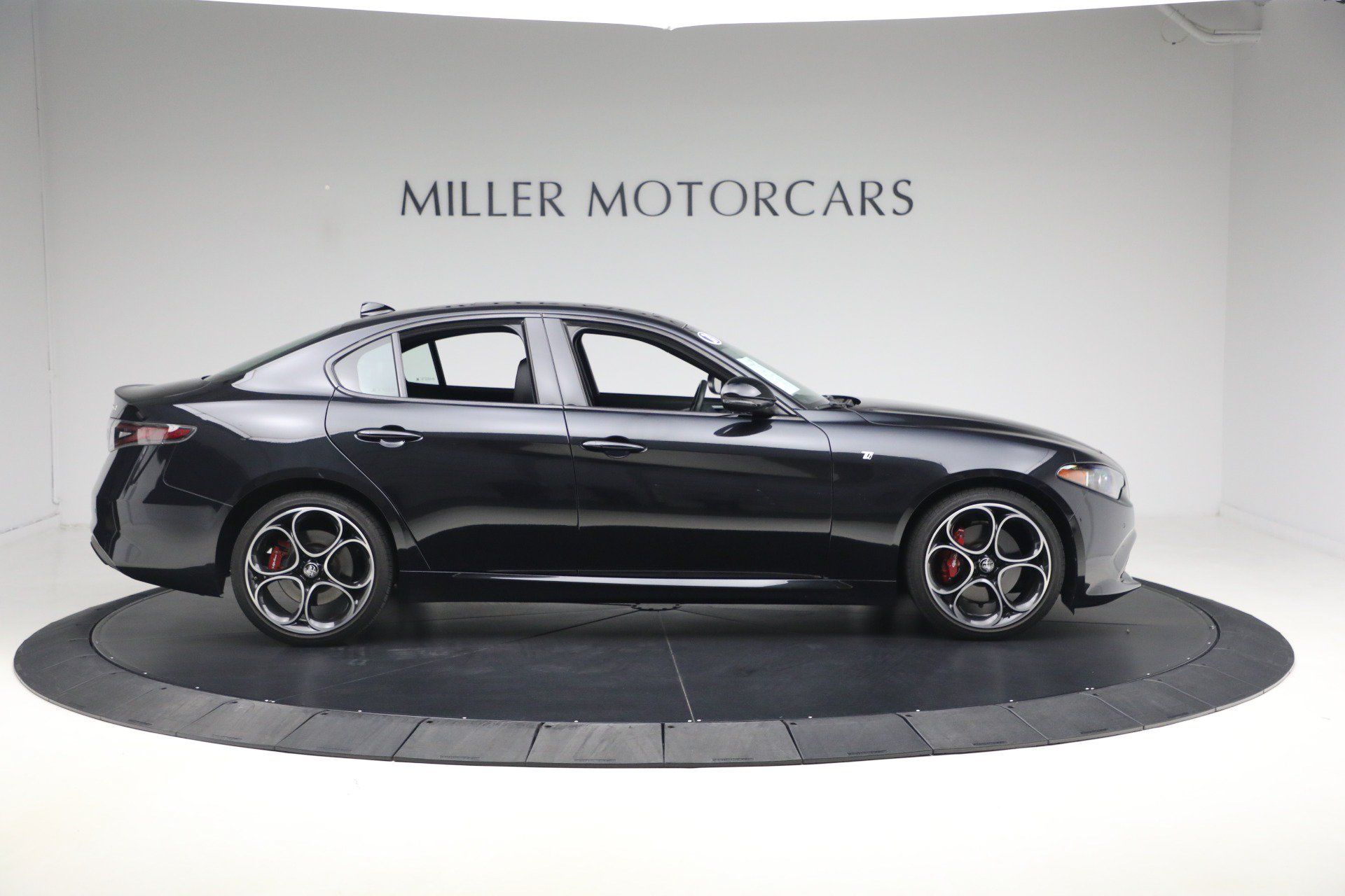 Used 2024 Alfa Romeo Giulia Ti AWD/4WD image 9
