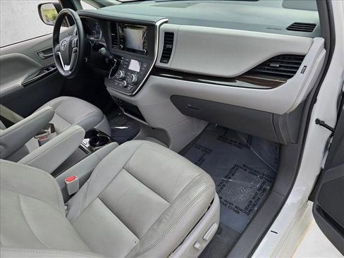 Used 2019 Toyota Sienna XLE w/ XLE Navigation Package FWD image 24