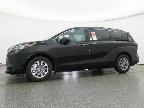 New 2026 Toyota Sienna XLE image 8