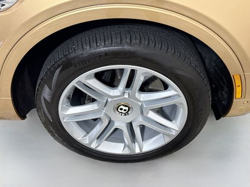 Used 2019 Bentley Bentayga image 32
