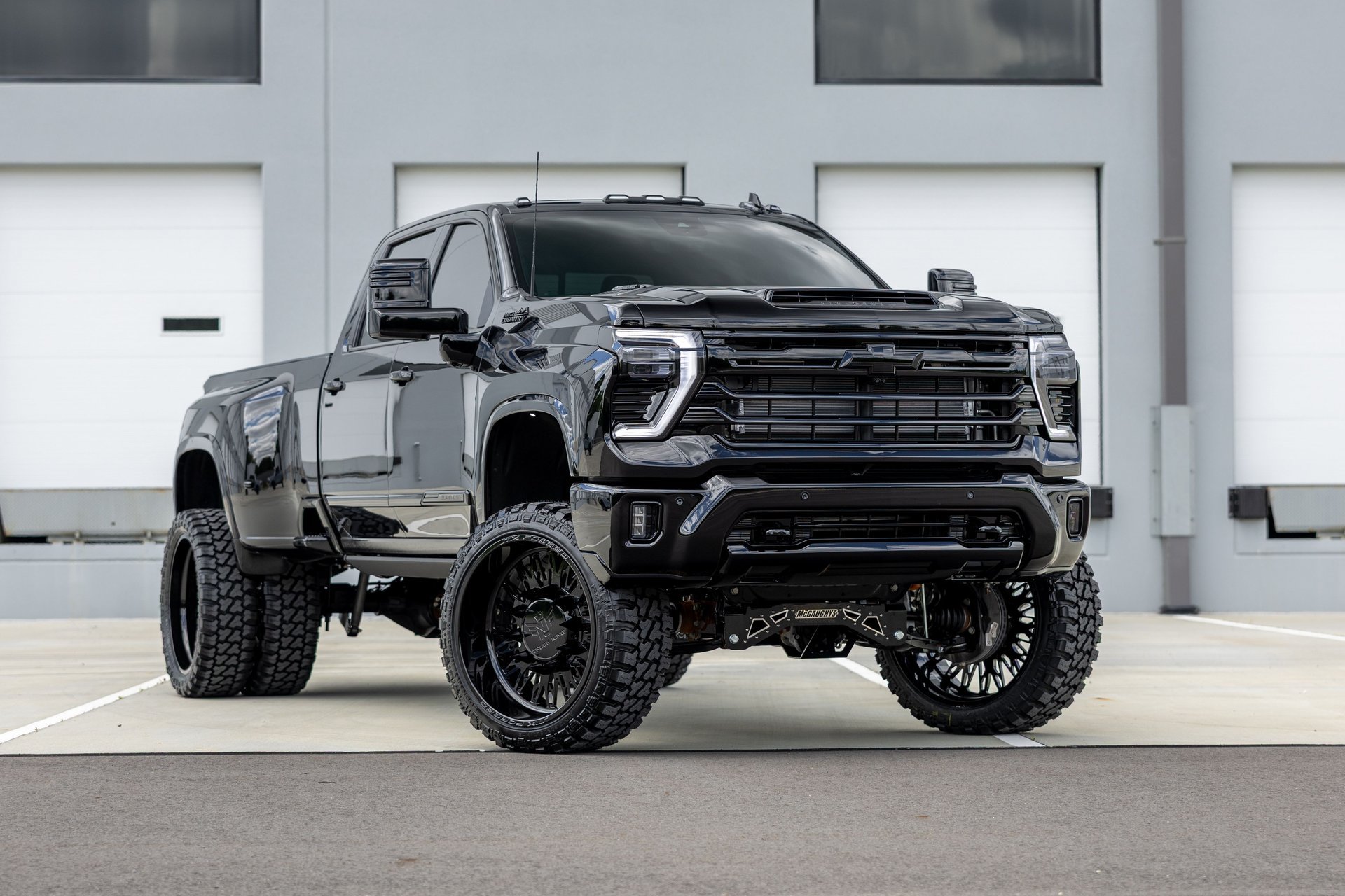 Used 2026 Chevrolet Silverado 3500 High Country w/ High Country Premium Package AWD/4WD image 1