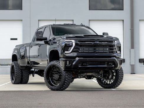 Used 2026 Chevrolet Silverado 3500 High Country w/ High Country Premium Package AWD/4WD image 1