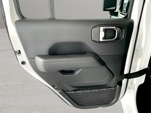 Used 2023 Jeep Gladiator Overland image 16