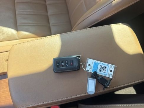 Used 2016 Lexus ES 350 w/ Luxury Package w/Wood Trim image 32