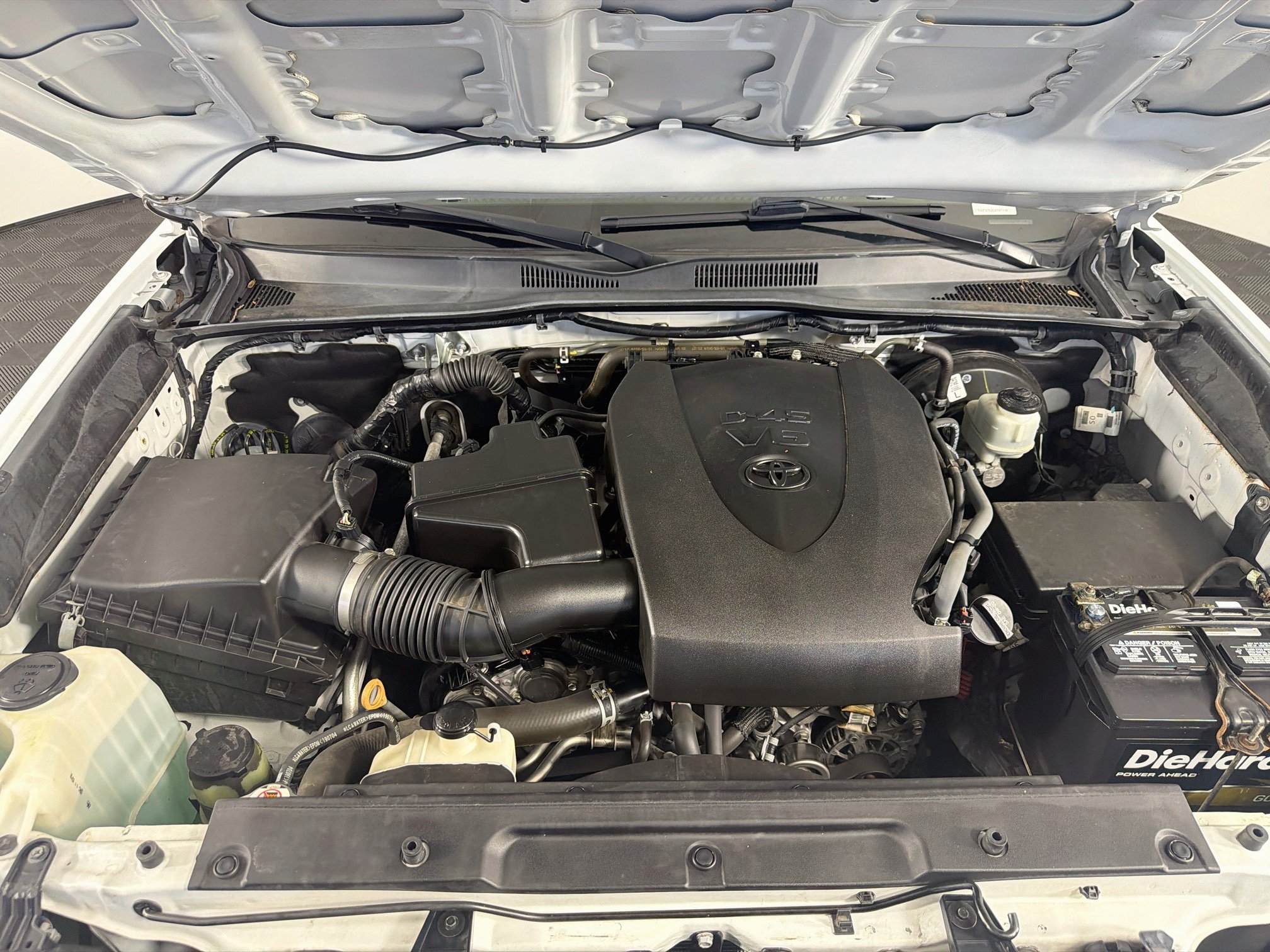 Used 2020 Toyota Tacoma SR5 RWD image 32