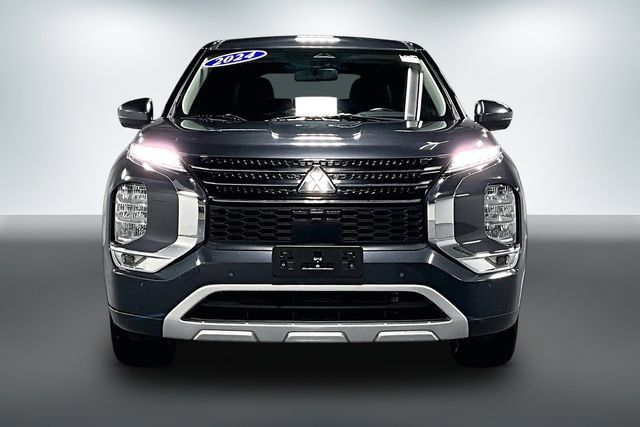 Used 2024 Mitsubishi Outlander SE FWD image 2