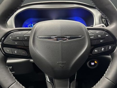 Used 2024 Chrysler Pacifica Select image 16