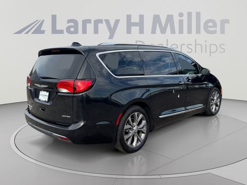 Used 2020 Chrysler Pacifica Limited w/ Tire & Wheel Group FWD image 5
