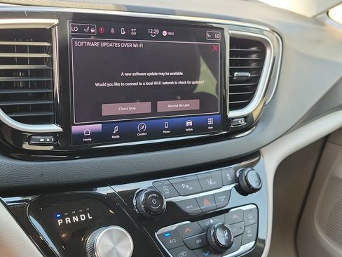 Used 2023 Chrysler Pacifica Touring-L FWD image 29