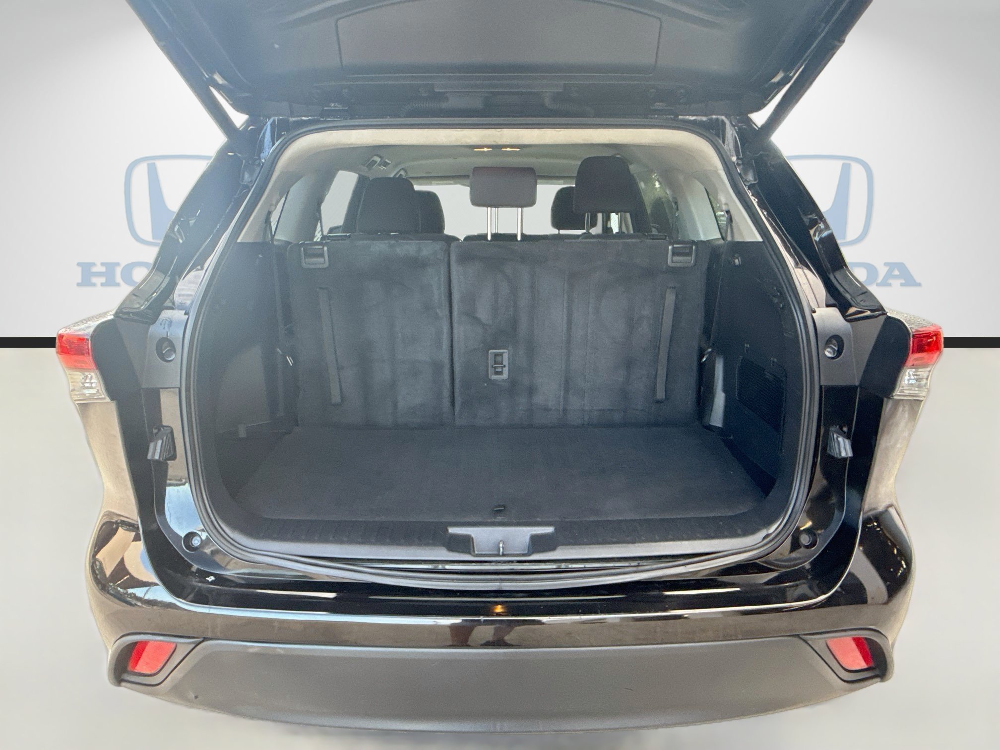 Used 2022 Toyota Highlander LE FWD image 26