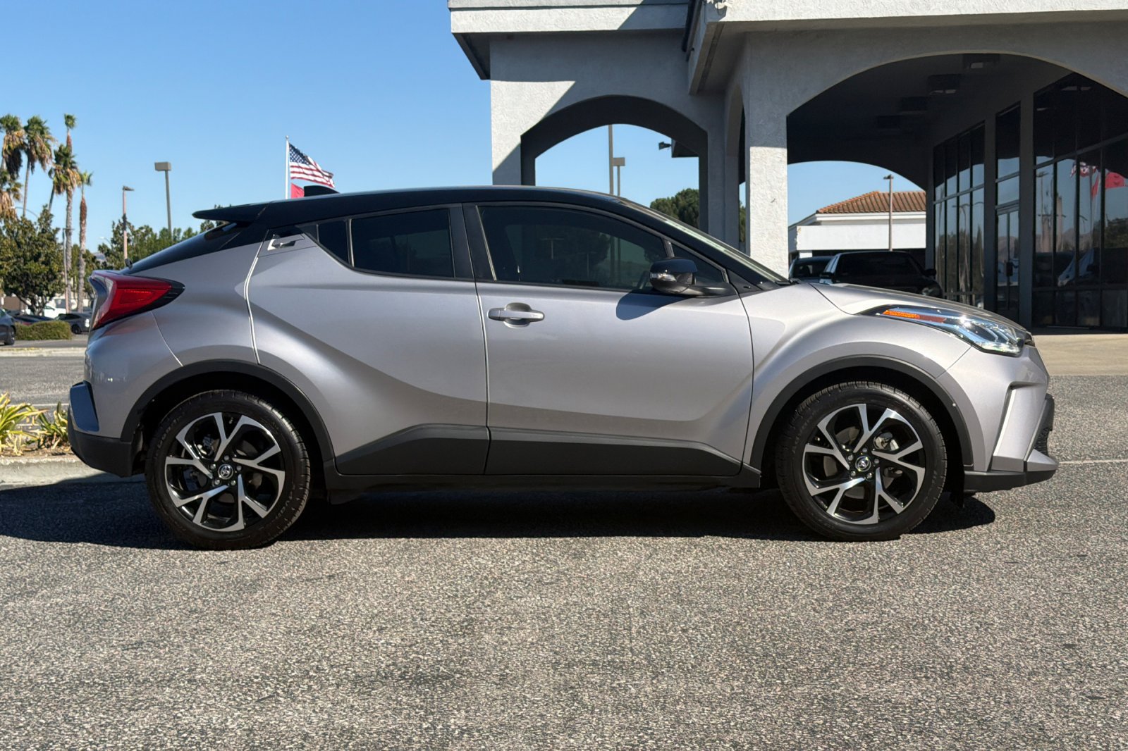 Used 2020 Toyota C-HR XLE FWD image 3