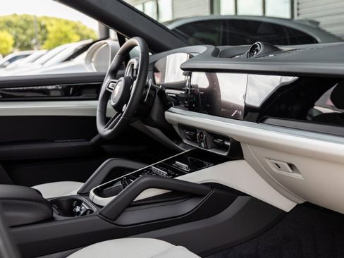 Certified 2026 Porsche Cayenne Coupe image 47