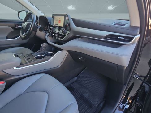 Used 2023 Toyota Highlander XLE image 30