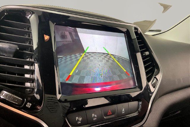 Used 2019 Jeep Cherokee Overland w/ Technology Group AWD/4WD image 9