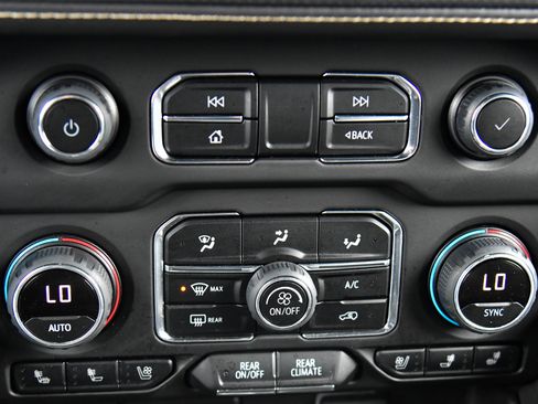 Used 2023 Chevrolet Suburban Premier AWD/4WD image 25