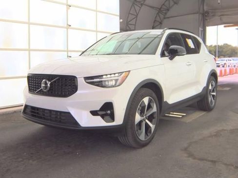 Used 2026 Volvo XC40 B5 Plus AWD/4WD image 2