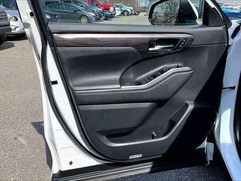 Used 2023 Toyota Highlander Limited image 21