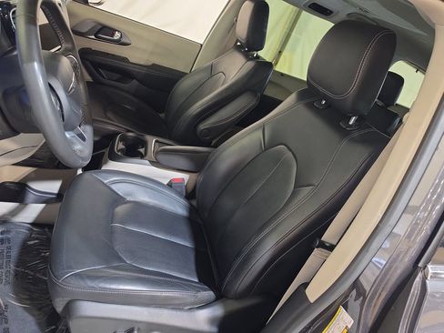 Used 2022 Chrysler Pacifica Touring-L FWD image 13