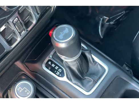 Used 2020 Jeep Wrangler Unlimited Sahara image 32