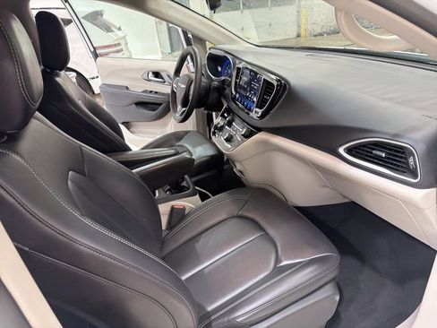 Used 2024 Chrysler Pacifica Touring-L image 42