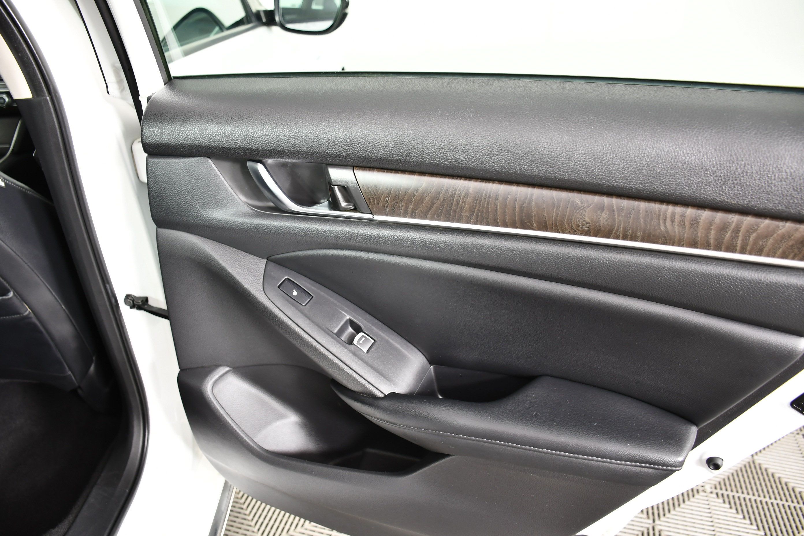 Used 2018 Honda Accord Touring image 43