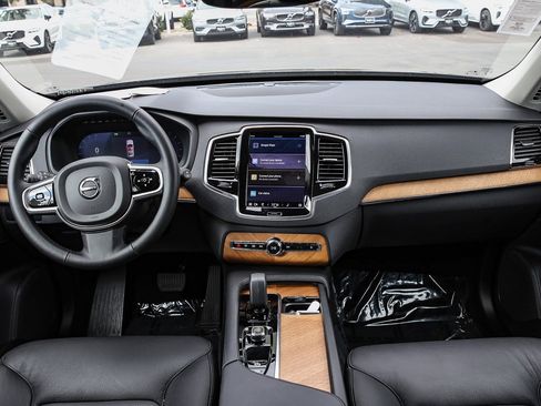 Used 2025 Volvo XC90 B6 Plus image 12