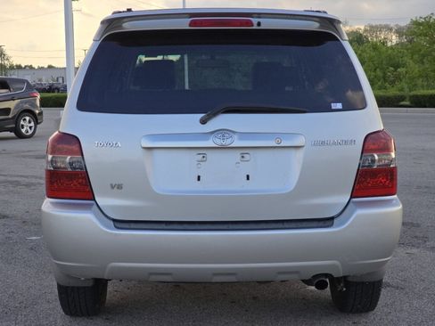 Used 2005 Toyota Highlander 2WD V6 w/ 3rd Row image 12