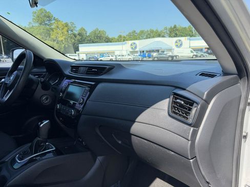 Used 2018 Nissan Rogue S FWD image 17