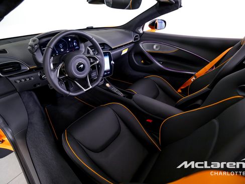 Used 2025 McLaren Artura Spider image 14
