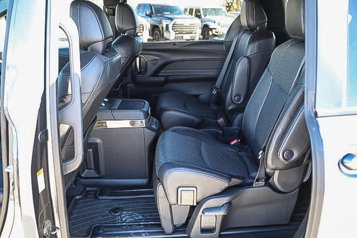 Used 2025 Toyota Sienna Platinum AWD/4WD image 18