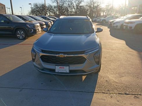 Used 2025 Chevrolet Trax LT w/ LT Convenience Package image 5