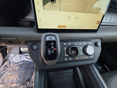 Used 2025 Land Rover Defender 110 AWD/4WD image 24
