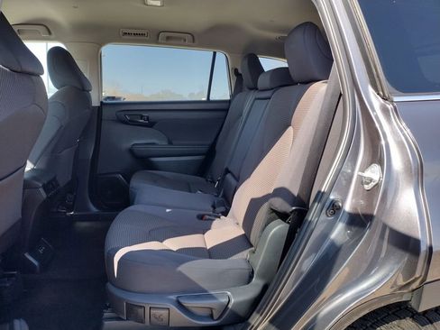 Used 2024 Toyota Highlander LE image 12