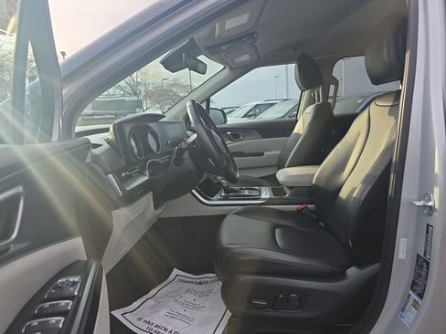 Used 2023 Kia Carnival LX FWD image 16