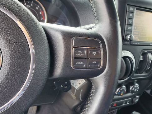 Used 2015 Jeep Wrangler Unlimited Sahara w/ Dual Top Group AWD/4WD image 17